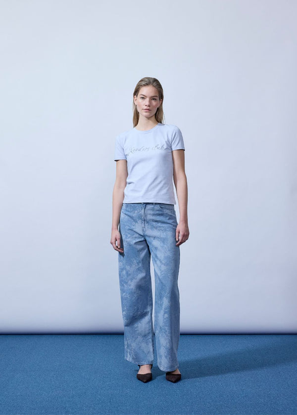 Fitted T-shirt with rhinestone print in organic cotton. Plaimamd print shirt is slightly cropped and has a round neck. The model is 175 cm and wears a size s/36.