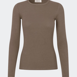 Basic t-shirt in soft cotton rib with stretch. Igormd short t-shirt has a tight fit with short sleeves.
