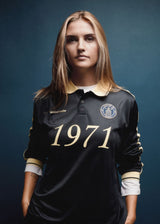 Football jersey made in collaboration with the Danish football team Brøndby Women. The 1971 Polo in navy with yellow details features a loose fit, with a placket closure and collar, as well as long sleeves that have ribbed cuffs. The polo features Brøndby Women and Modström logos on the chest.