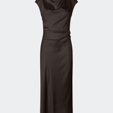Sleeveless maxi dress with pleats in the side. TailorMD dress is made in satin and has a high neck, invisible zipper in the back and a slit in the side seam. The model is 175 cm and wears a size s/36.