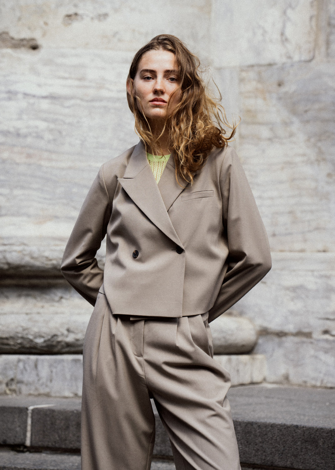 Short, double-breasted blazer in beige with collar and notch lapels. AnkerMD short blazer has a straight fit with two buttons and a decorative chest pocket.