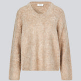 Blød strik i beige med v-udskæring. KaneMD v-neck har en løs pasform og lavskuldersøm.&nbsp;