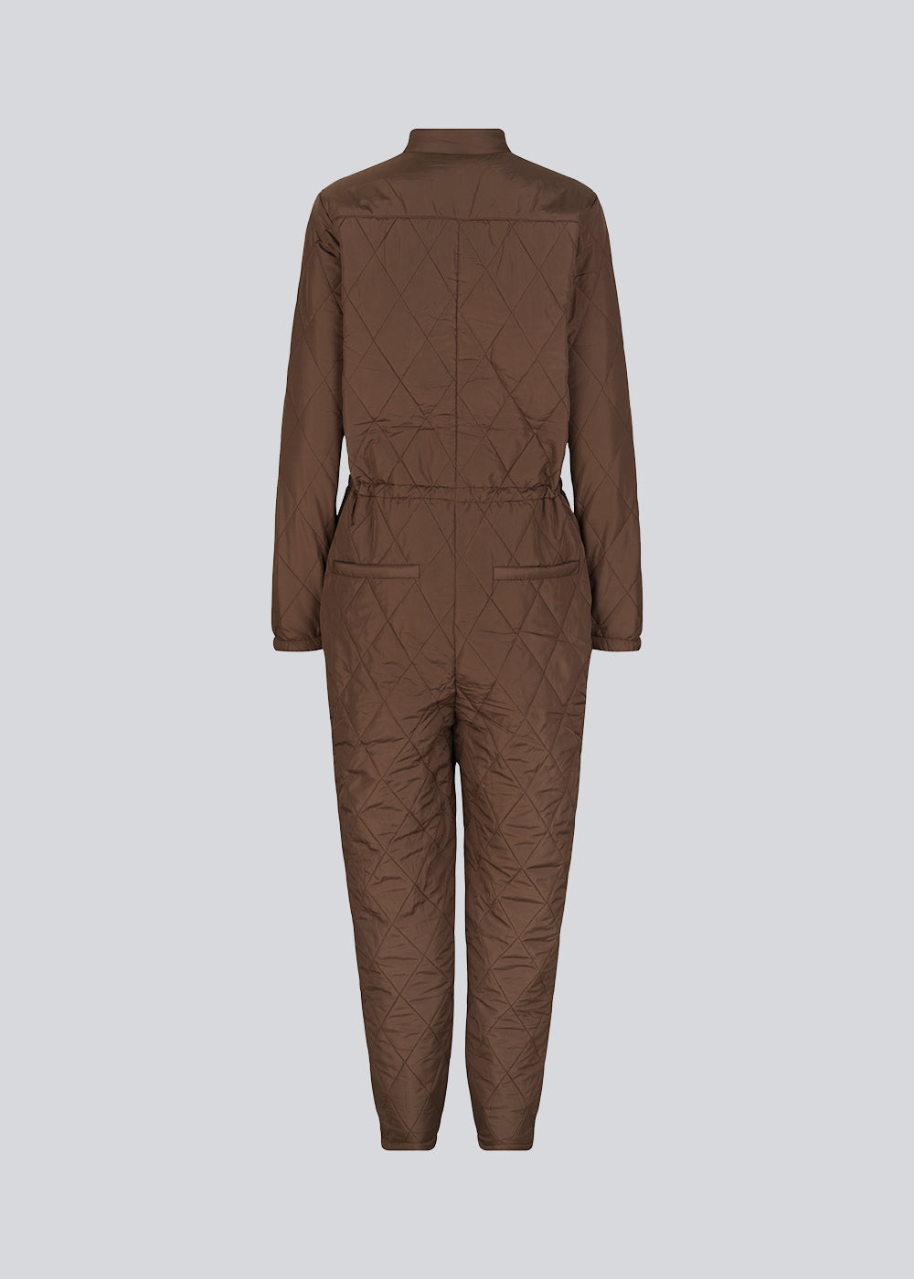 Cool, quilted jumpsuit in brown. Krystal padded jumpsuit has a visible zipper at the front and elastic in the waist, which gives a feminine look. The jumpsuit has polyester padding and is therefore a perfect match for the mild winters.