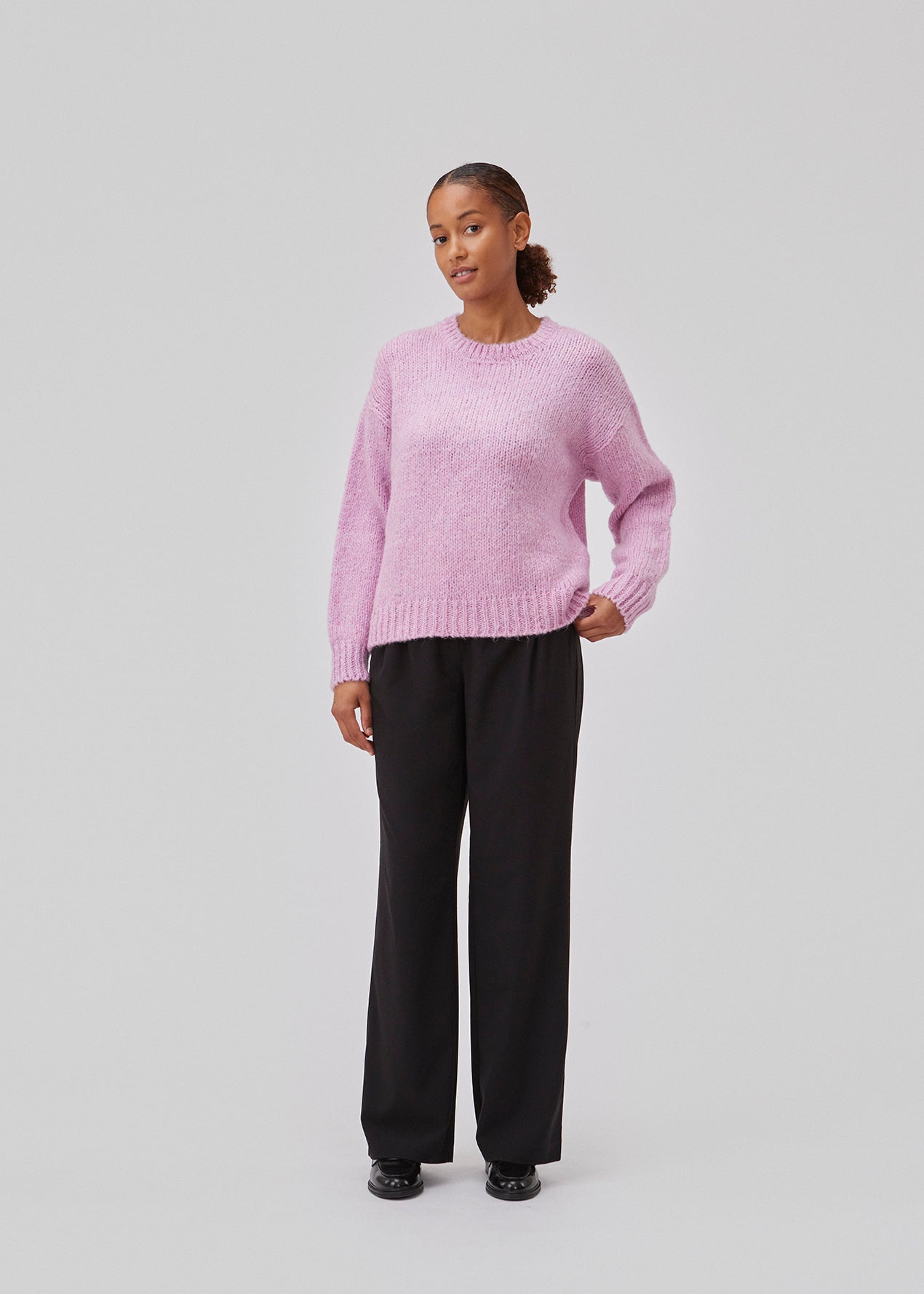 Nice knit with long sleeves in rosa. Valentia o-neck has a rib edge at the neck, sleeves and bottom. The knit has a loose fit, which makes it perfect for the cold days.
