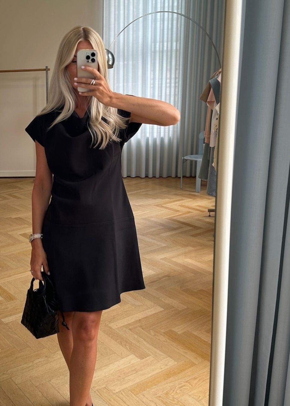Short-sleeved dress with ruffled details. Pandymd dress has a loose fit with volume in the skirt.&nbsp;