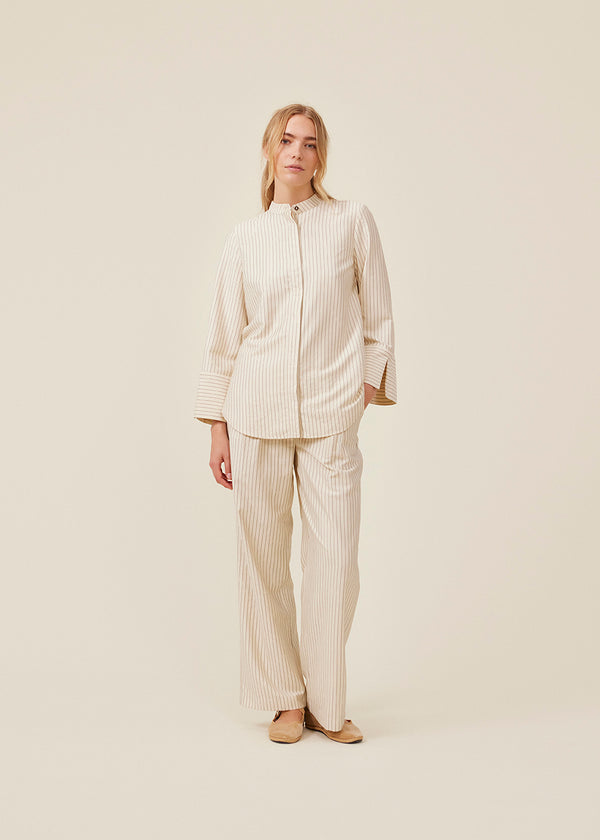 Suit pants with medium-high waist, pleats and wide legs. IsabelMD pants a zipper side pockets and paspoil back pockets.