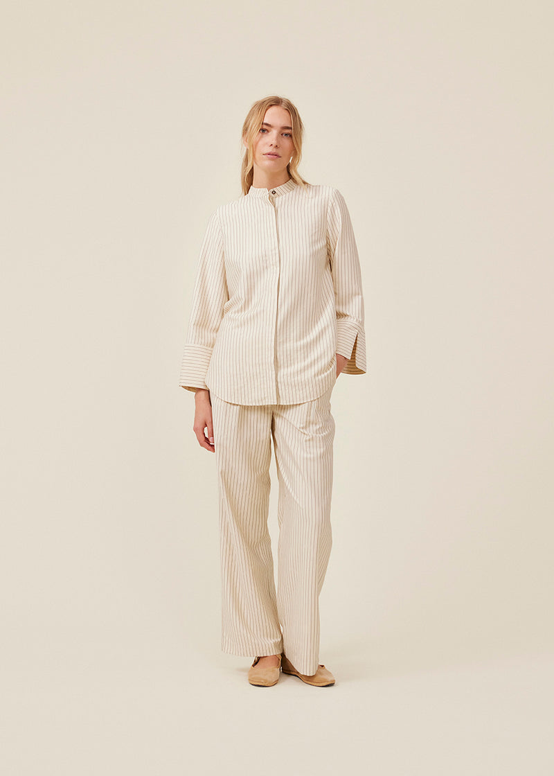 Suit pants with medium-high waist, pleats and wide legs. IsabelMD pants a zipper side pockets and paspoil back pockets.