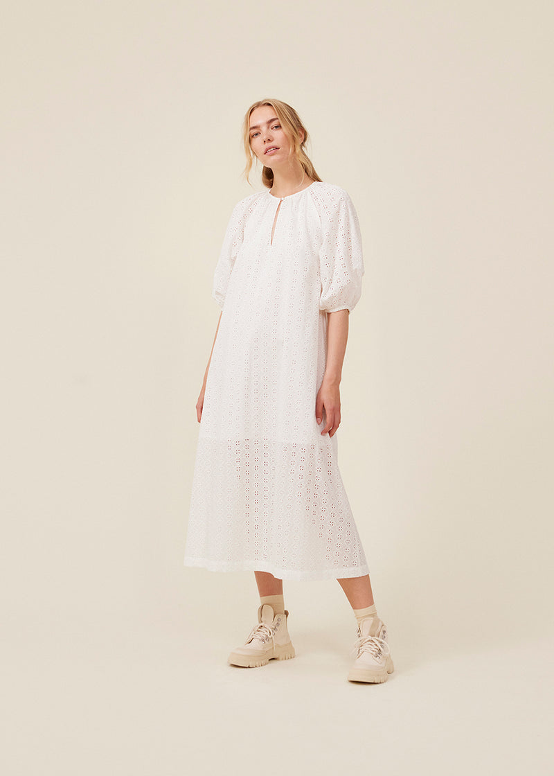 Maxi dress in broderie anglaise. IrsaMd dress has a relaxed fit, puff sleeves and a opening in front with a button closure.