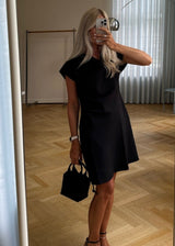 Short-sleeved dress with ruffled details. Pandymd dress has a loose fit with volume in the skirt