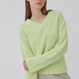 GalenMD v-neck in bright green is knitted from organic cotton with an oversized fit, long wide sleeves, a v-neck, and dropped shoulders. The model is 175 cm and wears a size S/36.<br>