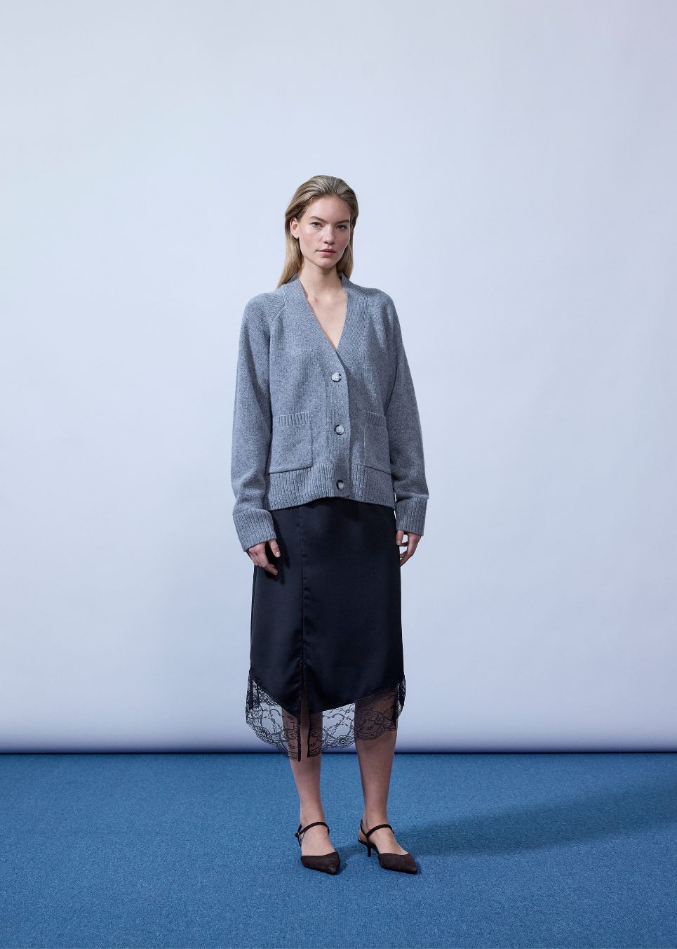 Mid-length satin skirt with lace detail. Prudencemd skirt has a side slit and an elastic waist. The model is 175 cm and wears a size s/36.