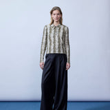 Pants with wide legs, pleats and an elastic waist. Piloumd pants has side pockets and a zipper with button closure in the side. The model is 175 cm and wears a size s/36.