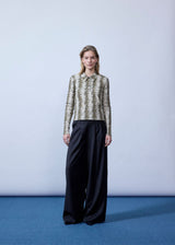 Pants with wide legs, pleats and an elastic waist. Piloumd pants has side pockets and a zipper with button closure in the side. The model is 175 cm and wears a size s/36.