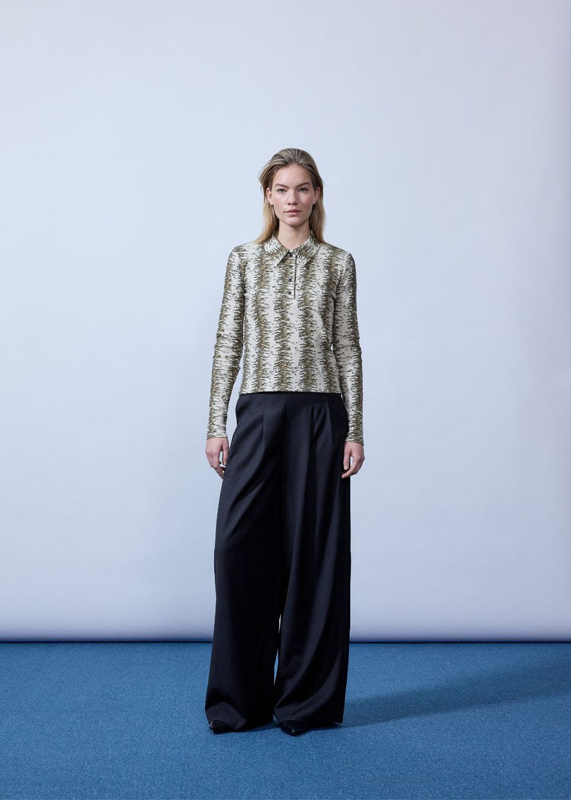 Pants with wide legs, pleats and an elastic waist. Piloumd pants has side pockets and a zipper with button closure in the side. The model is 175 cm and wears a size s/36.