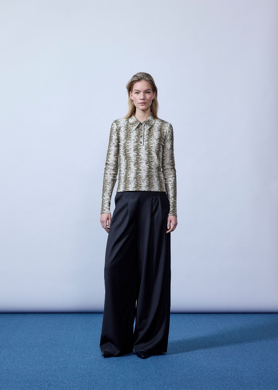 Pants with wide legs, pleats and an elastic waist. Piloumd pants has side pockets and a zipper with button closure in the side. The model is 175 cm and wears a size s/36.