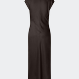 Sleeveless maxi dress with pleats in the side. TailorMD dress is made in satin and has a high neck, invisible zipper in the back and a slit in the side seam. The model is 175 cm and wears a size s/36.
