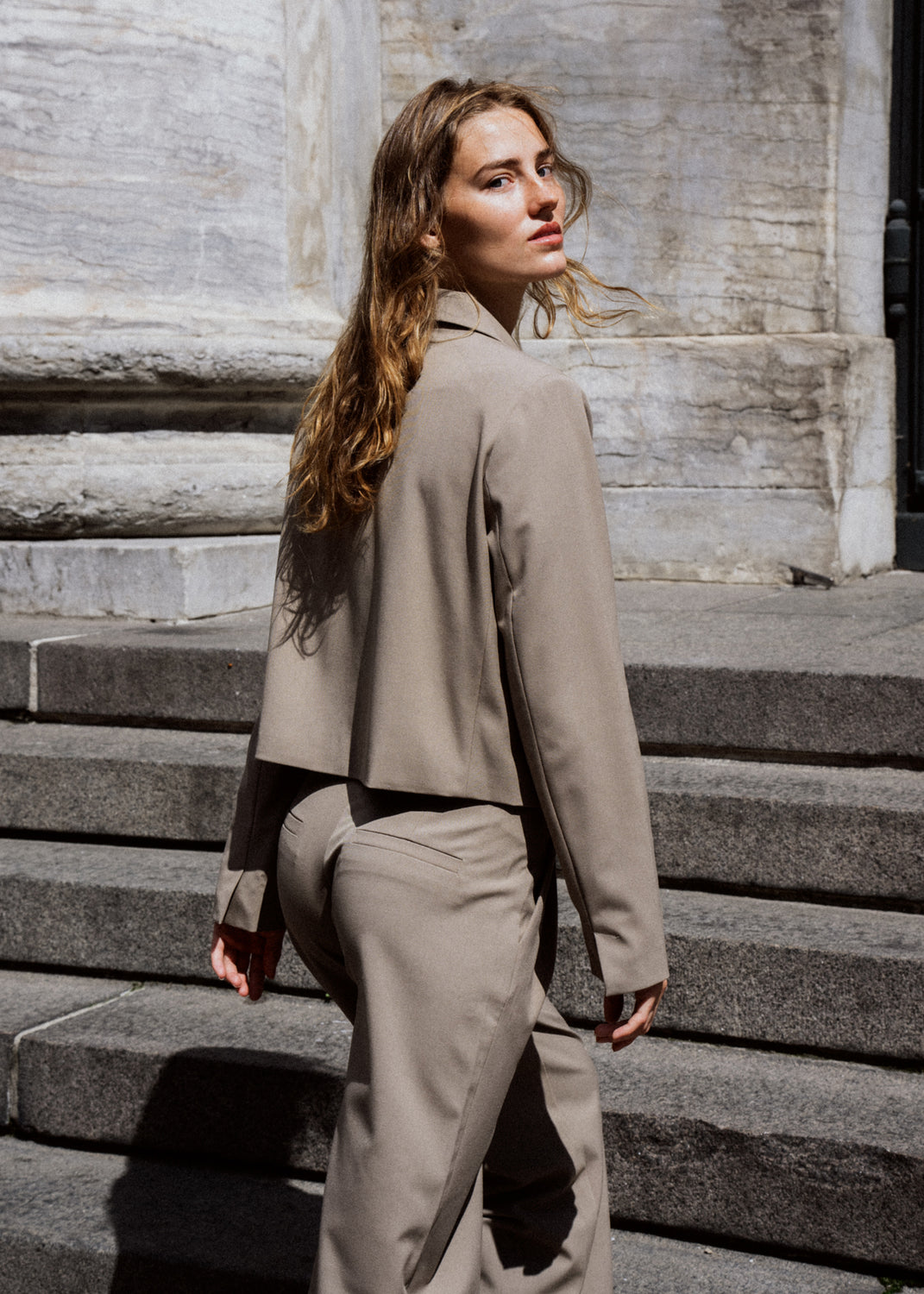 Short, double-breasted blazer in beige with collar and notch lapels. AnkerMD short blazer has a straight fit with two buttons and a decorative chest pocket.