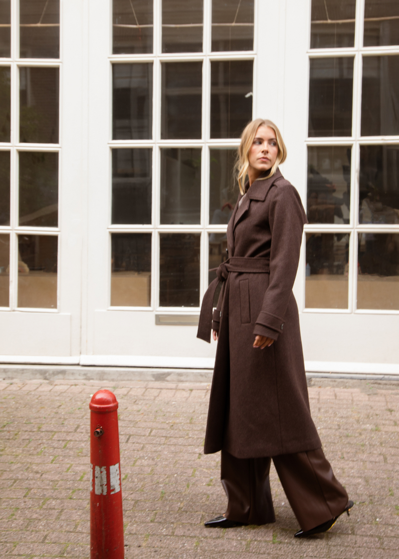 Brown classic, double-breasted wool coat with collar and notch lapels. ShayMD coat, in the color Dark Coffee, has a wide tiebelt at waist, shoulder straps, wide cuffs and open yoke. With lining and single back vent.&nbsp;