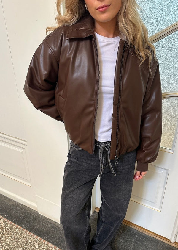 Padded bomber jacket in 100% PU. Olenamd jacket has a zipper closure and a collar. The model is 175 cm and wears a size s/36.