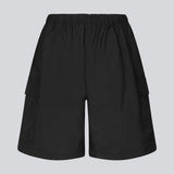 Cargo shorts i sort i nylon med brede ben. DilaraMD shorts har beklædt elastik i taljen og to store påsatte lommer på siden. Modellen er 177 cm og har en størrelse S/36 på.