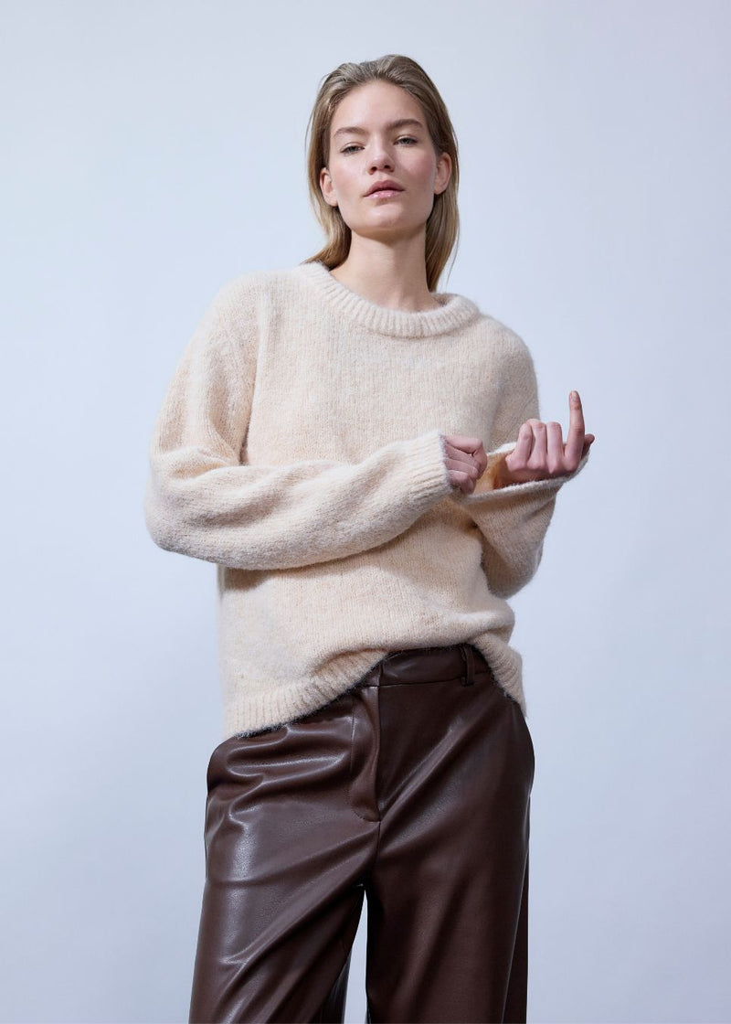 Soft knit in recycled polyester. Philipmd stripe O-neck has long sleeves and a round neckline. The model is 175 cm and wears a size s/36.
