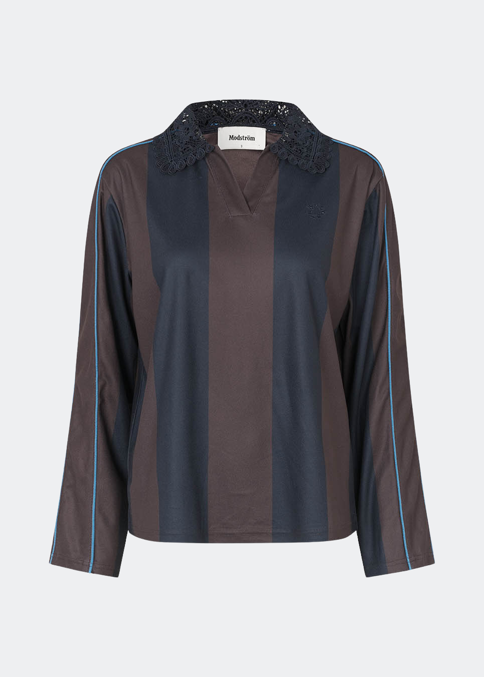 DannieMD Polo is a long-sleeved polo with a relaxed fit and wide vertical stripes. The design features a decorative lace collar, a V-neckline and contrast piping along the sleeves, adding a sporty element. Style it with jeans or loose trousers for a relaxed everyday look. The model is 175 cm tall and is wearing a size S/36.