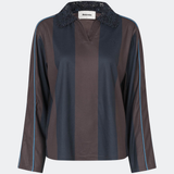 DannieMD Polo is a long-sleeved polo with a relaxed fit and wide vertical stripes. The design features a decorative lace collar, a V-neckline and contrast piping along the sleeves, adding a sporty element. Style it with jeans or loose trousers for a relaxed everyday look. The model is 175 cm tall and is wearing a size S/36.