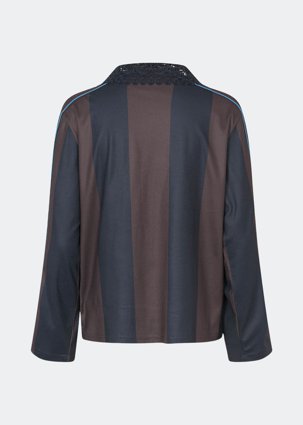 DannieMD Polo is a long-sleeved polo with a relaxed fit and wide vertical stripes. The design features a decorative lace collar, a V-neckline and contrast piping along the sleeves, adding a sporty element. Style it with jeans or loose trousers for a relaxed everyday look. The model is 175 cm tall and is wearing a size S/36.