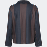 DannieMD Polo is a long-sleeved polo with a relaxed fit and wide vertical stripes. The design features a decorative lace collar, a V-neckline and contrast piping along the sleeves, adding a sporty element. Style it with jeans or loose trousers for a relaxed everyday look. The model is 175 cm tall and is wearing a size S/36.