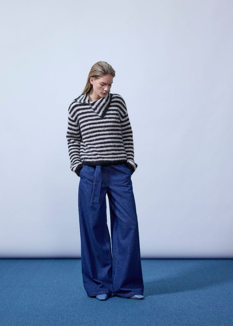 Soft knit in recycled polyester. Packermd rollneck has long sleeves and a high neckline with a side slit. The model is 175 cm and wears a size s/36.