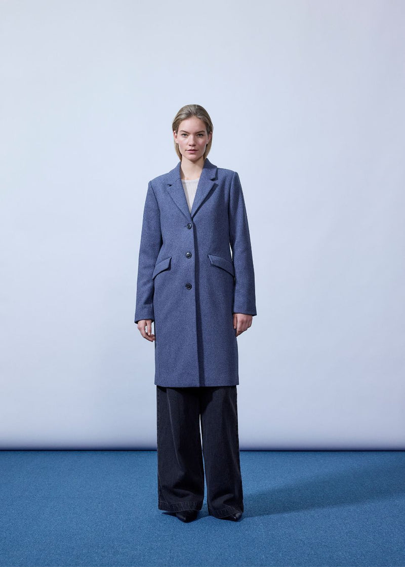 Beautiful, long wool coat. Pamela coat is closed by 3 big buttons at front and is waisted, which gives a feminine look. Because of the high content of wool you will be able to keep warm all through fall and the mild winters. The model is 176 cm and wears a size S/36