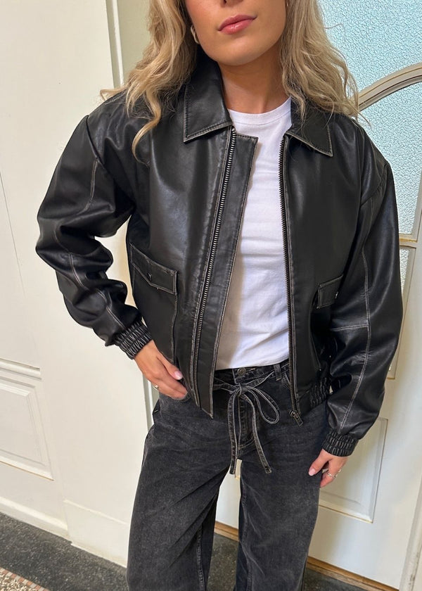 Bomber jacket with a worn look in 100% leather. Opeyamd jacket has a collar and two front pockets with button closure. The model is 175 cm and wears a size s/36.