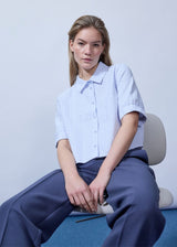 Cropped shirt with rhinestones and puff sleeves Patriziomd shirt has a shirt collar and button closure in front. The model is 175 cm and wears a size s/36.