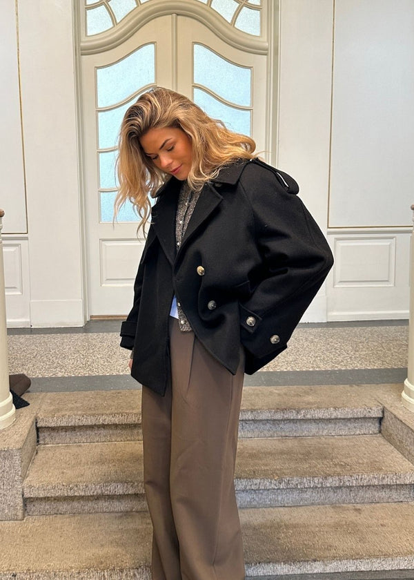 Cropped double-breasted wool coat with hidden buttons. EsmundMD jacket has classic coat details with raglan sleeves and an high yoke at the back. Lined. The model is 175 cm and wears a size S/36.