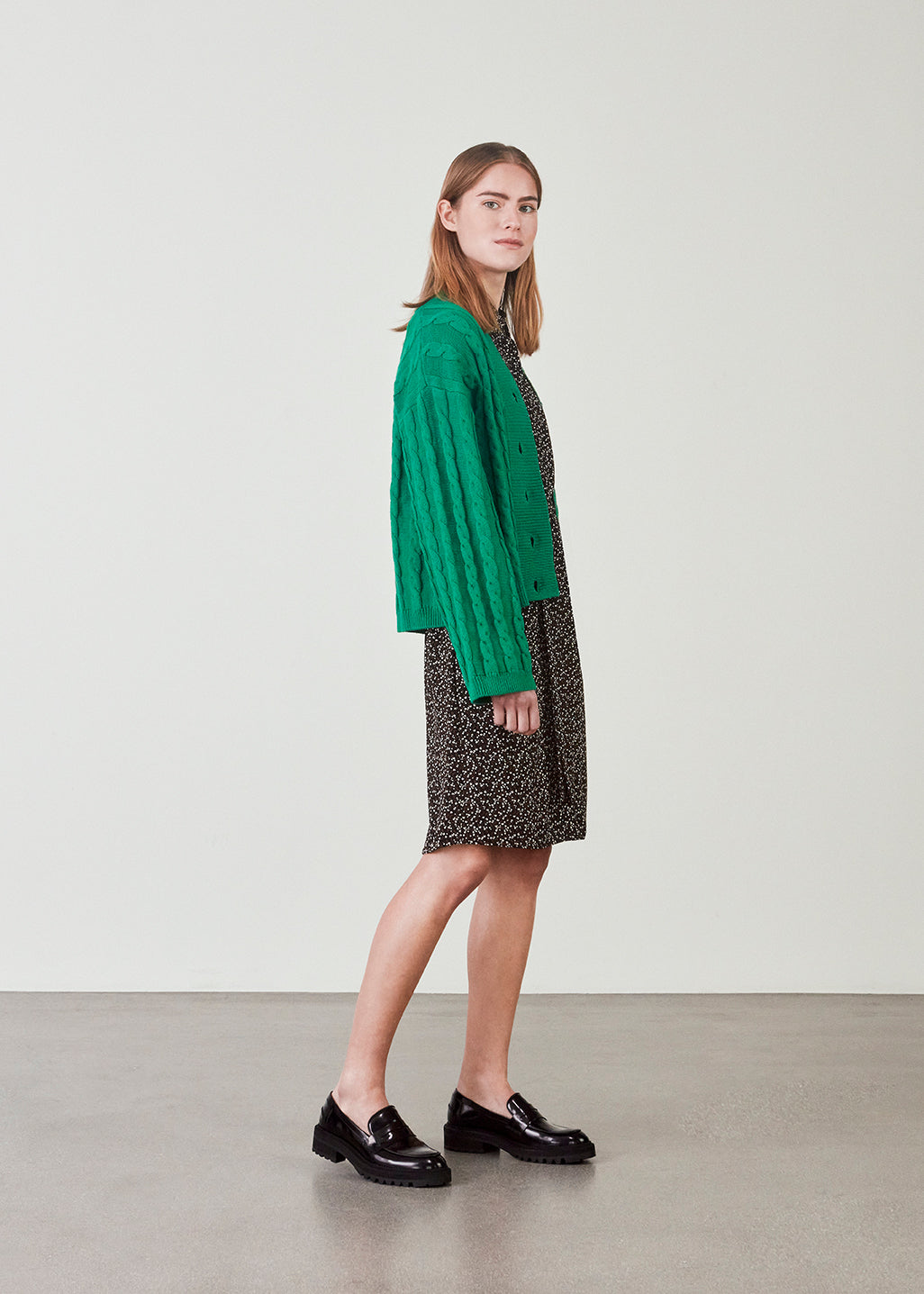 Cardigan i grøn i kabelstrik med lange ærmer. AliceMD cardigan har v-udskæring og knapper foran. Ribkanter langs udskæring, knapper, manchet og bund.