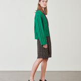 Cardigan i grøn i kabelstrik med lange ærmer. AliceMD cardigan har v-udskæring og knapper foran. Ribkanter langs udskæring, knapper, manchet og bund.