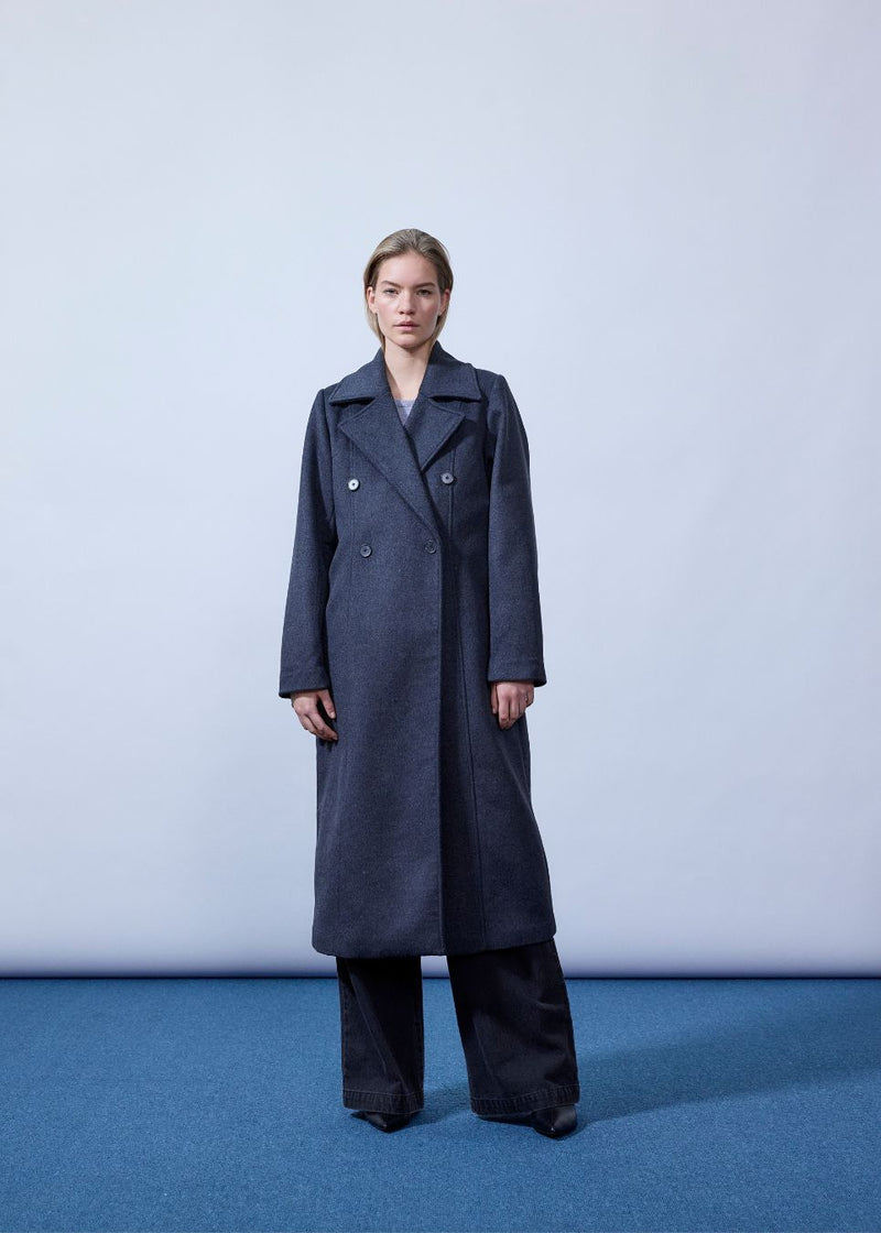 Classic, double-breasted wool coat with collar and notch lapels. Olinamd coat has a relaxed fit, lining and a slit in the back. The model is 175 cm and wears a size s/36.