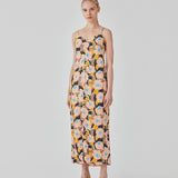 Midi kjole med relaxed fit og blomsterprint. DustinMD print strap dress har v-hals med rynkedetalje i midten, tynde stropper og lynlås bagpå. Slids foran. Modellen er 177 cm og har en størrelse S/36 på.