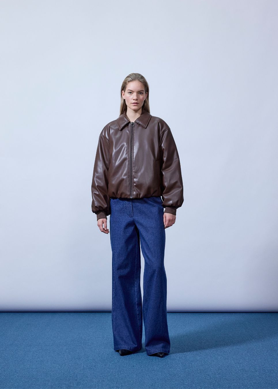 Padded bomber jacket in 100% PU. Olenamd jacket has a zipper closure and a collar. The model is 175 cm and wears a size s/36.