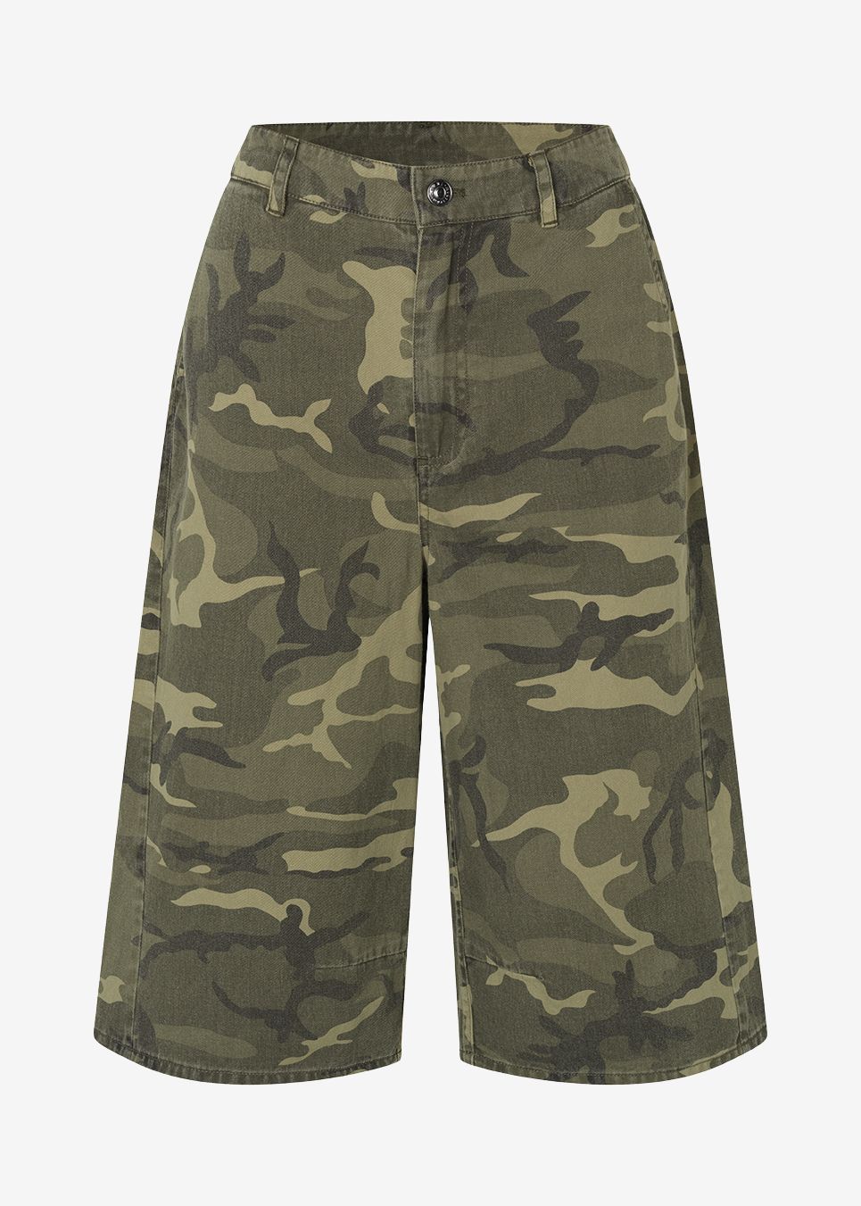 Long cargo shorts in camouflage print. The AthenaMD Long Shorts are made from cotton denim and feature pockets, belt loops, and a button-and-zip fly closure. A modern and stylish choice for relaxed summer looks.