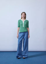 Short-sleeved polo in shimmery knit in the color Medium Green Stripe. Pacifico SS polo has a tight fit and a placket with 5 buttons. The model is 175 cm and wears a size s/36.