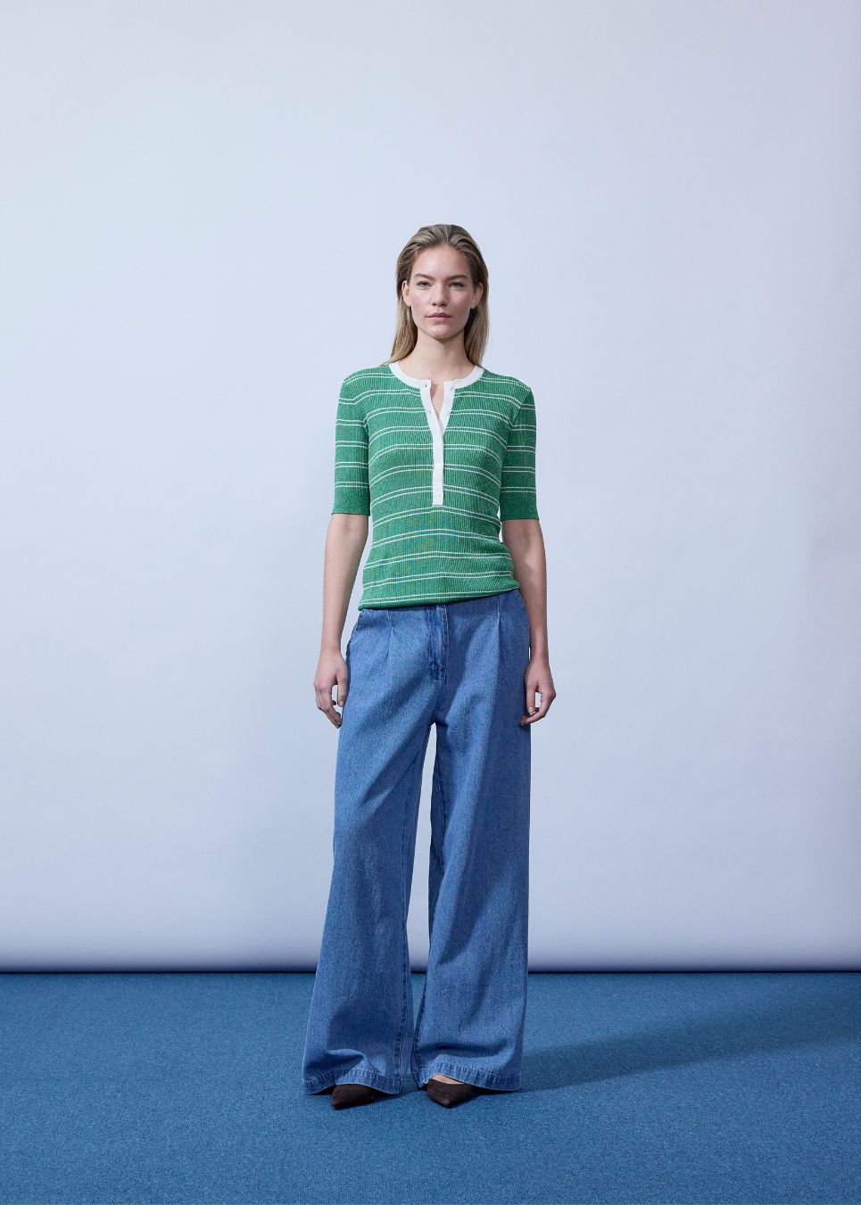 Short-sleeved polo in shimmery knit in the color Medium Green Stripe. Pacifico SS polo has a tight fit and a placket with 5 buttons. The model is 175 cm and wears a size s/36.
