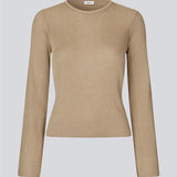 Fine knit jumper in brown in a drapy quality. TomMD o-neck has a slightly cropped length with long, flared sleeves. Ribknit on neckline and hem.