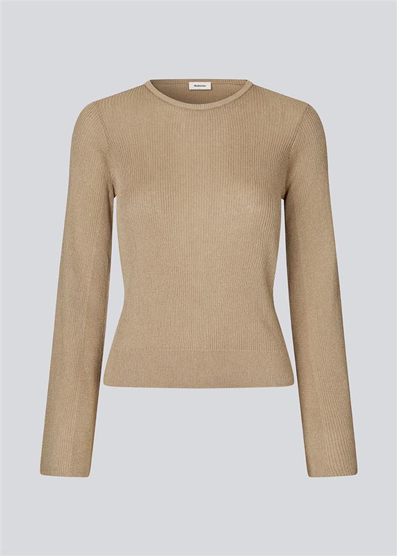 Fine knit jumper in brown in a drapy quality. TomMD o-neck has a slightly cropped length with long, flared sleeves. Ribknit on neckline and hem.