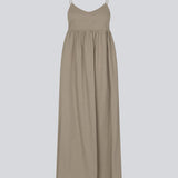 DarrelMD long dress in beige is designed in a linen mix with a figure-hugging top with a v-neckline, spaghetti straps with adjustable ties on the back, and a loose skirt. Lined. The model is 177 cm and wears a size S/36.