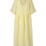 Payton dress er en flot løstsiddende kjole med korte, brede ærmer. Udskæring på ryggen gør kjolen nem at style både til hverdag og til fest. Modellen er 173 cm og har en størrelse S/36 på