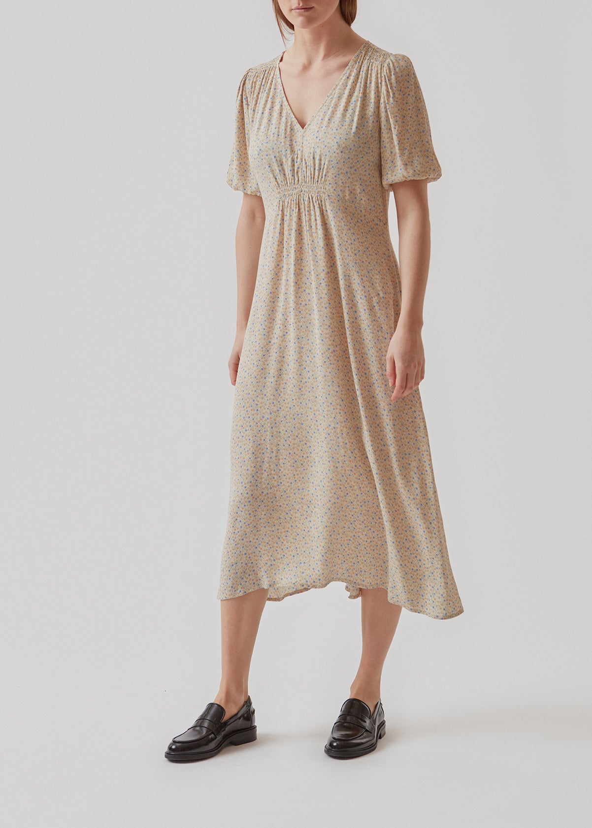 Feminine dress in floral printed EcoVero viscose. RavenMD long print dress is full length with flattering smock details on shoulder and waist. The model is 173 cm and wears a size S/36