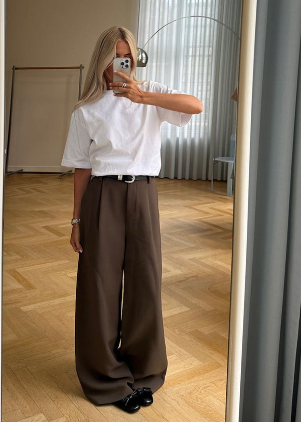 Gale pants has a classic design. The pants has straight, wide legs with pressfolds, which creates an elegant look.&nbsp;