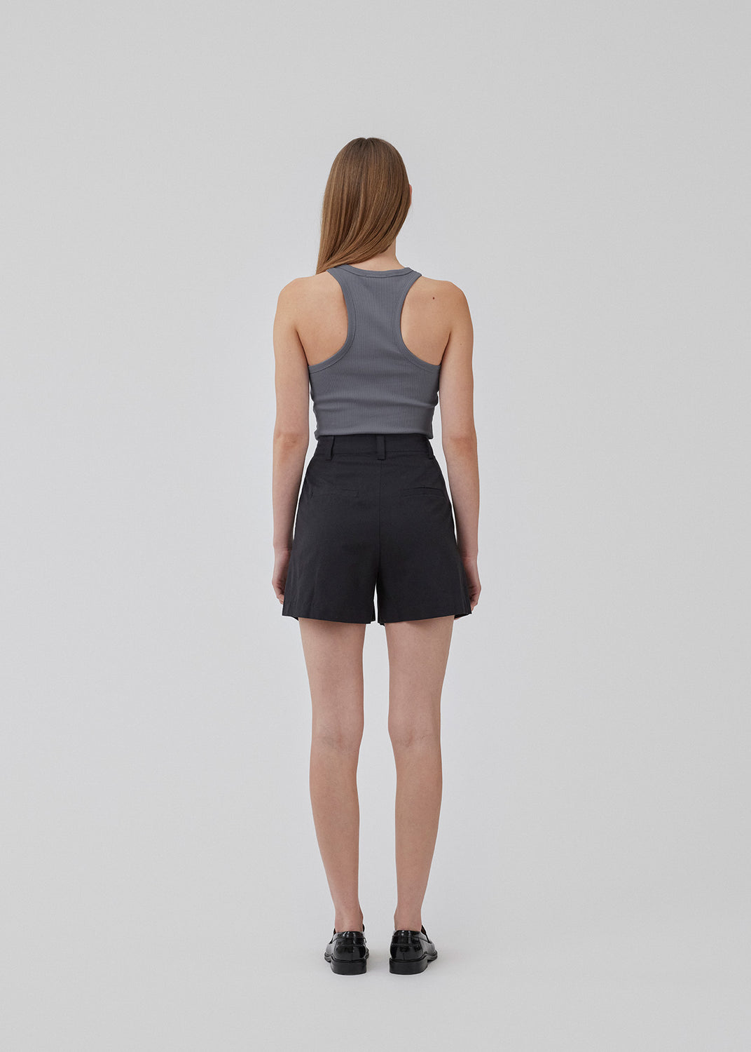 Cool basic top in grey in a soft cotton rib. Igor top has a tight fit with a racer back. The top is perfect for a sporty look. The model is 174 cm and wears a size S/36<br>