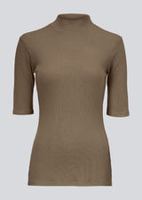 Short-sleeved t-shirt with a high neck. Krown t-shirt is in a nice rib quality and has a tight fit.